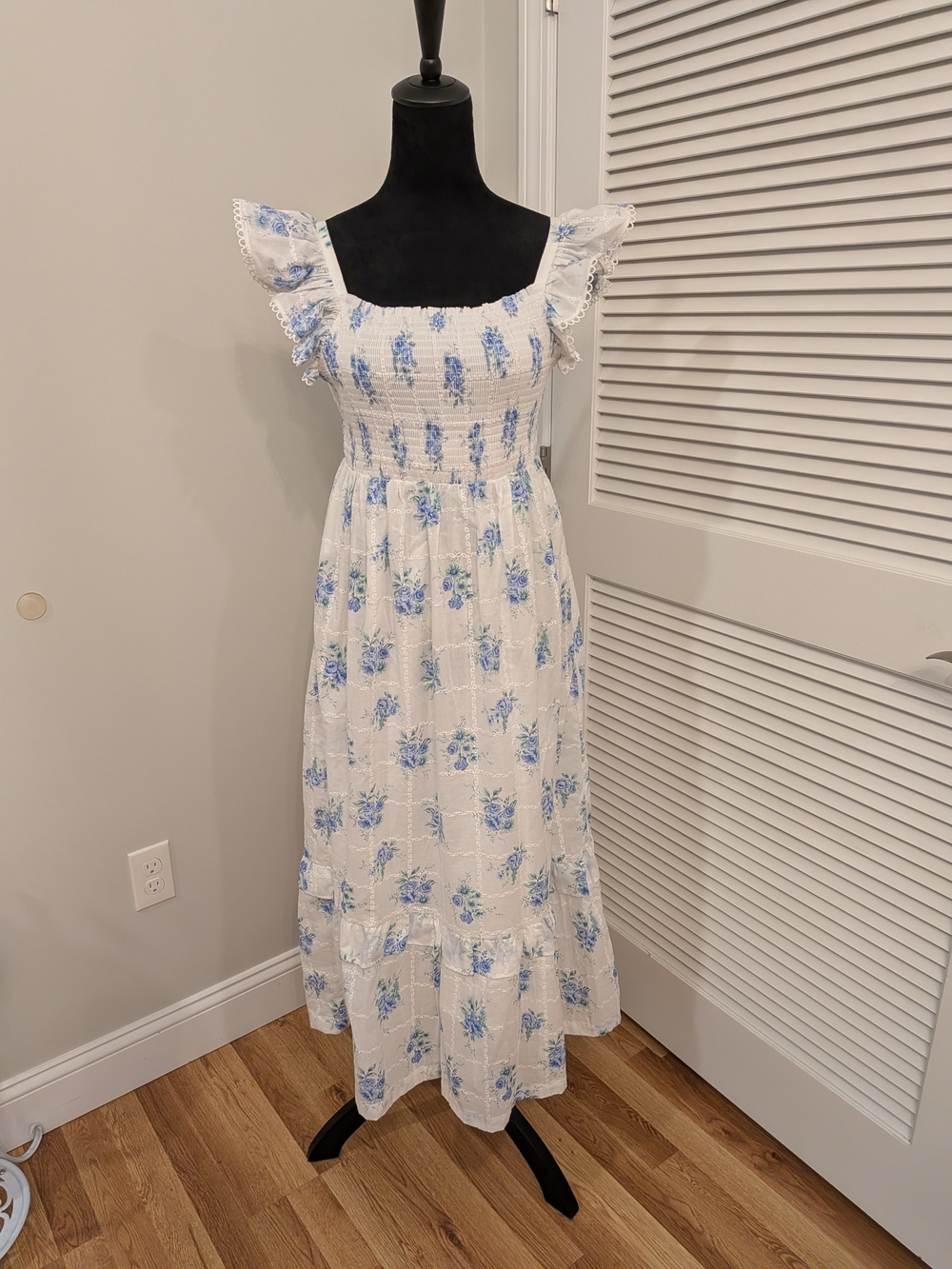 #1Shabby Chic White and Blue Floral Smocked Maxi Dress Size Small (2) New W/ Tag